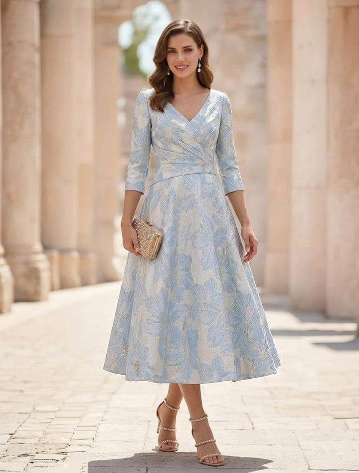 Robe de mariée courte manches 3/4 satin floral décolleté en V ligne princesse