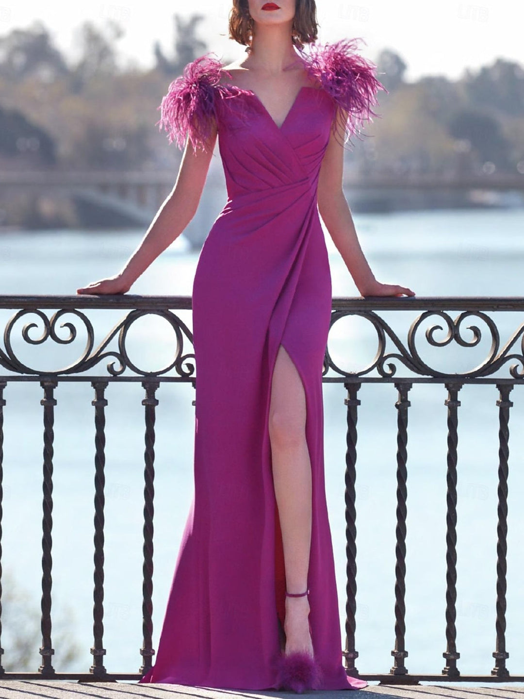 Colonne Floor Length Sans Manches Col en V Robe de Bal Stretch Crepe avec Feather