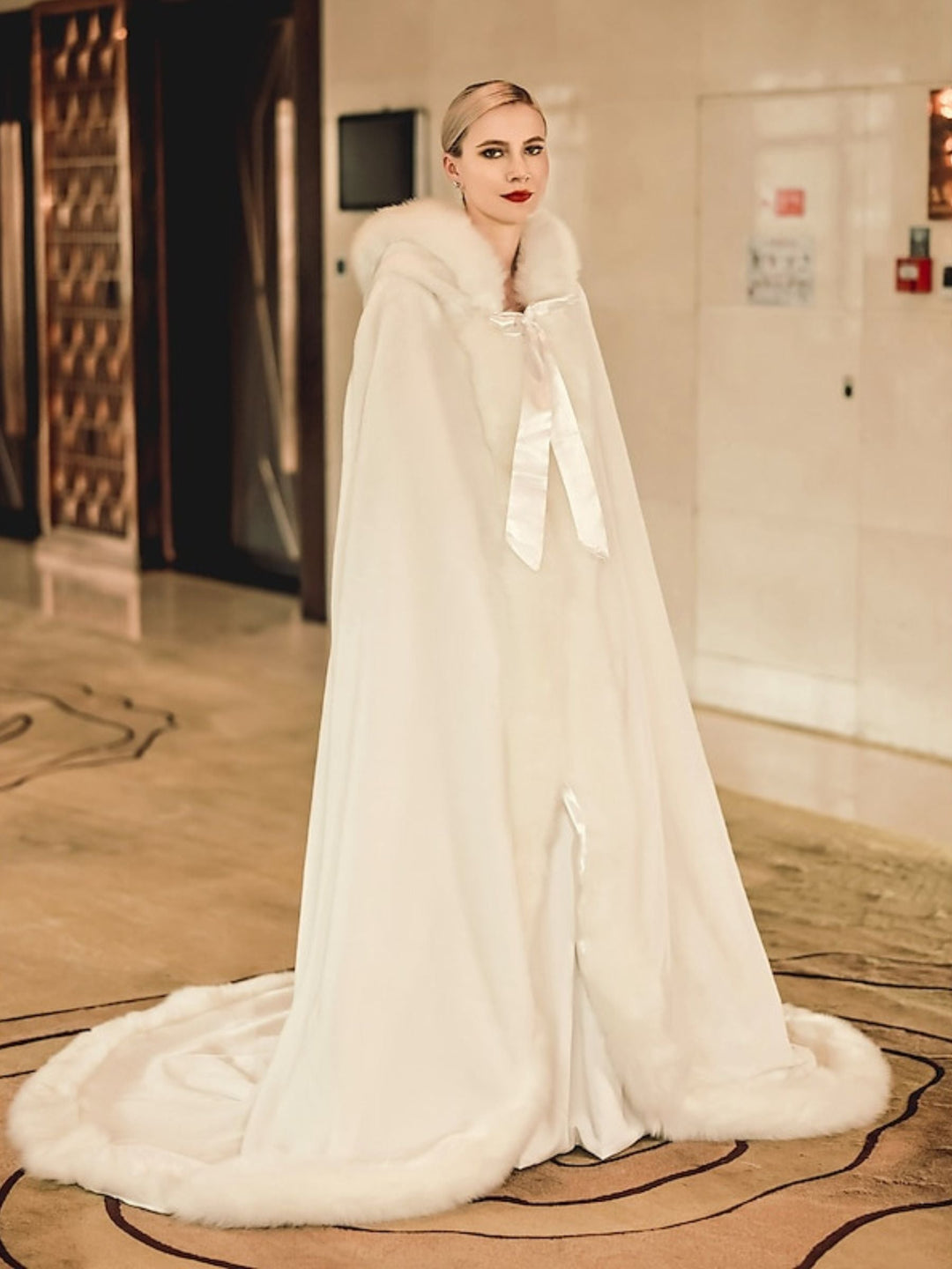 Cape Portefeuille Longue en Fausse Fourrure Blanche Rétro Élégante pour Femmes avec Cravate