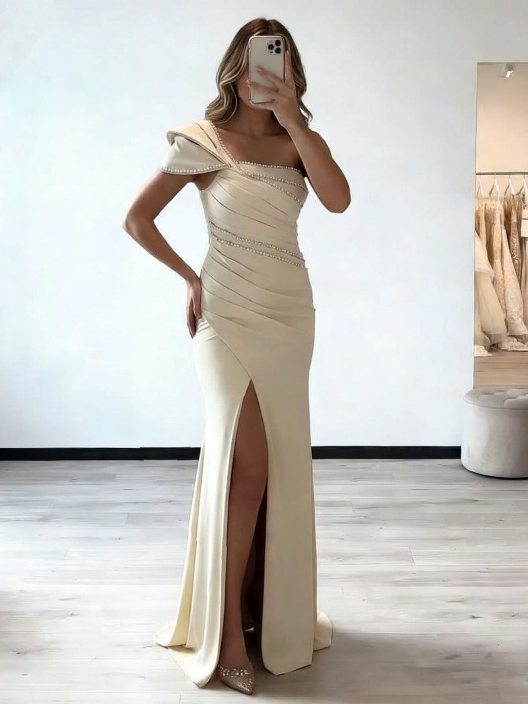 Robe soirée sirène une épaule satin stretch, fente latérale, sans manches sequins, longueur sol