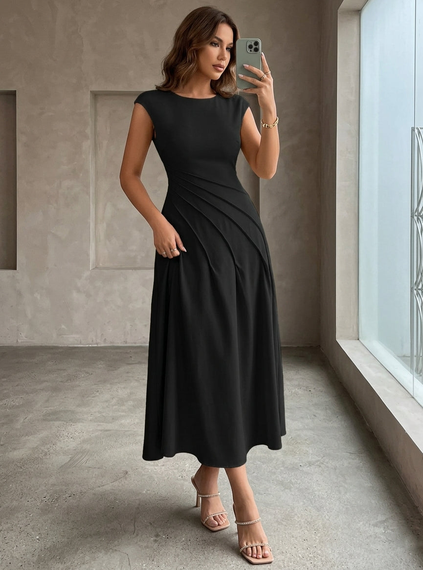 Robe cocktail ligne A col rond, satin stretch, sans manches, longueur midi, drapé