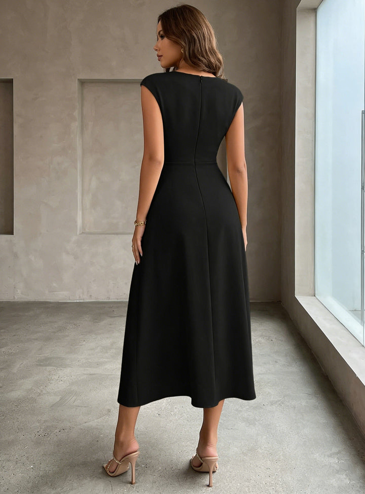 Robe cocktail ligne A col rond, satin stretch, sans manches, longueur midi, drapé