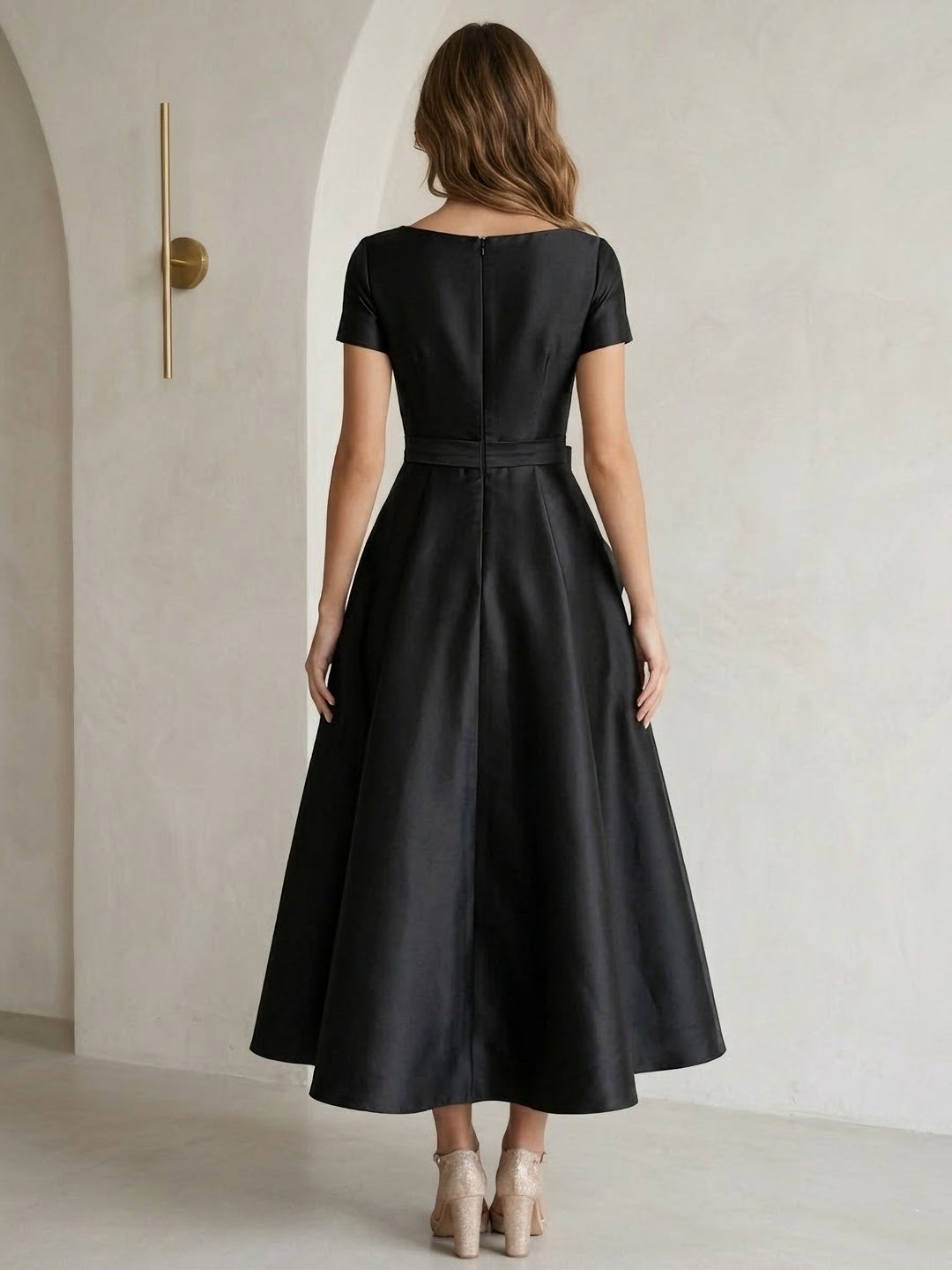 Robe cocktail ligne A col rond, satin, nœud, manches courtes, longueur midi