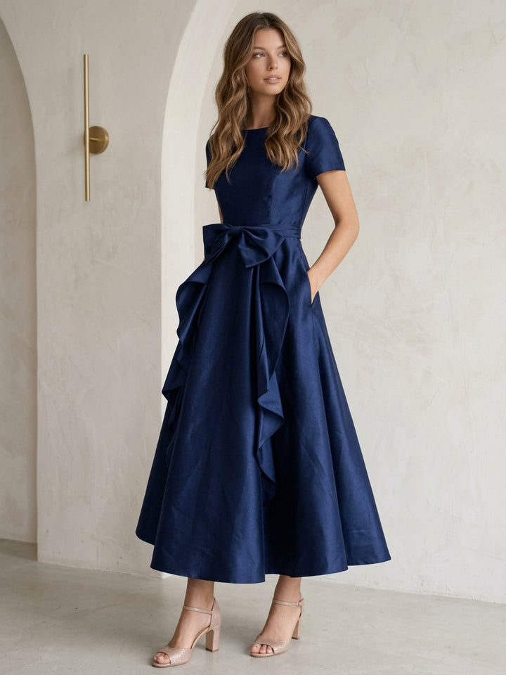 Robe cocktail ligne A col rond, satin, nœud, manches courtes, longueur midi