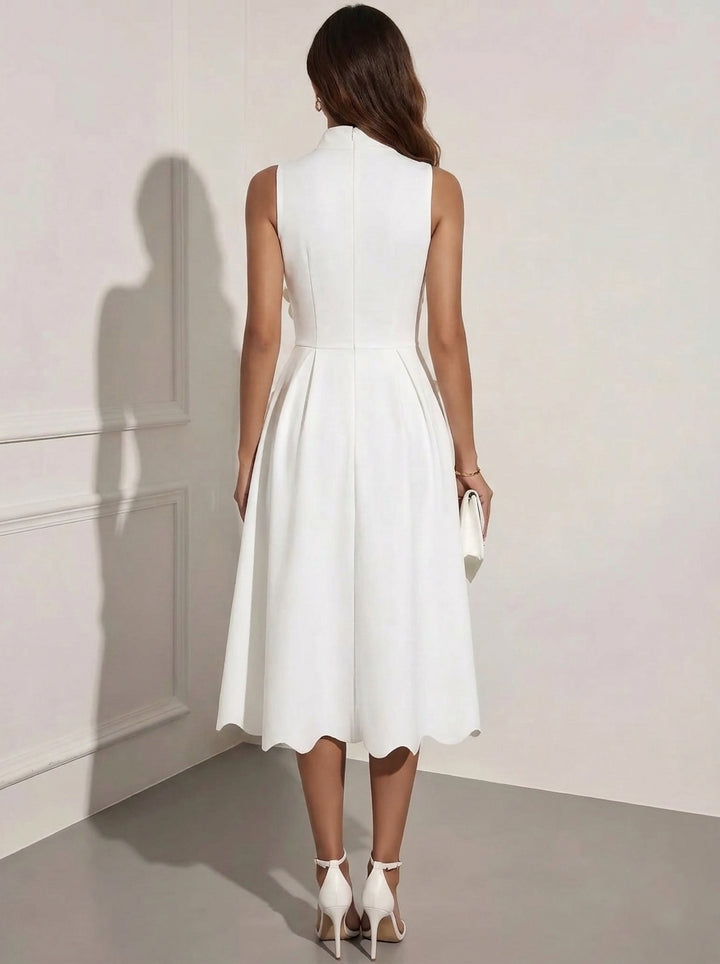 Robe cocktail en satin stretch, coupe princesse/A-line, col montant, fleurs 3D, sans manches, longueur mi-mollet, petite robe blanche formell