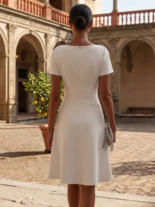 Robe de Cocktail Ligne A/Princesse en Satin Élastique Col Drapé Longueur Genou Froncée Manches Courtes