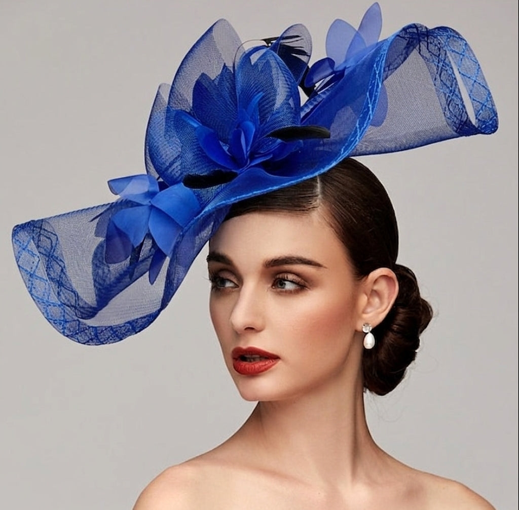 Chapeau Kentucky Derby en Filet à Plumes avec Fleurs et Fascinateurs