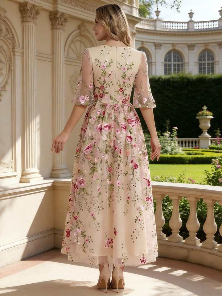 Robe mère de la mariée ligne A, col V, manches mi-longues, longueur cheville, décor floral, plissé et zip dos