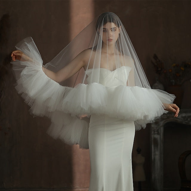 Un niveau élégant/couleur pure tulle/voile de mariage de luxe voiles fard à joues avec volants