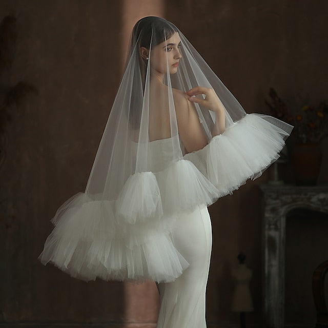 Un niveau élégant/couleur pure tulle/voile de mariage de luxe voiles fard à joues avec volants