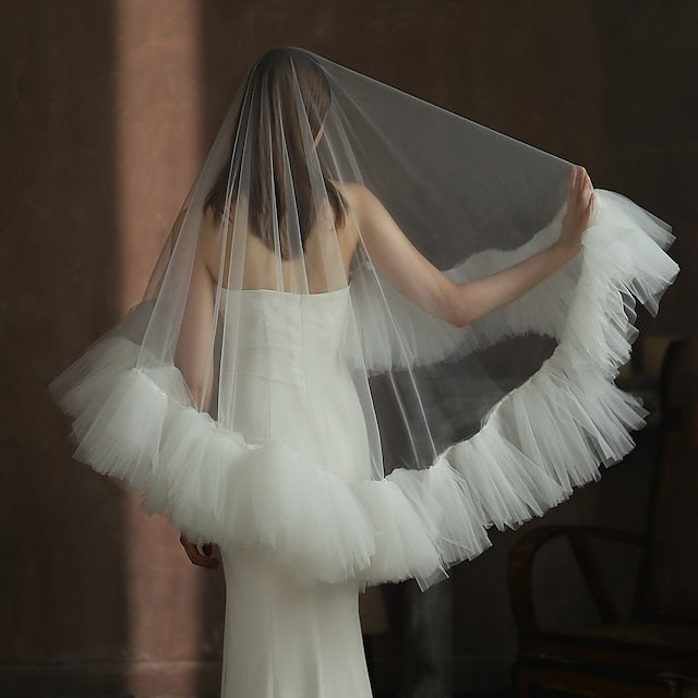 Un niveau élégant/couleur pure tulle/voile de mariage de luxe voiles fard à joues avec volants