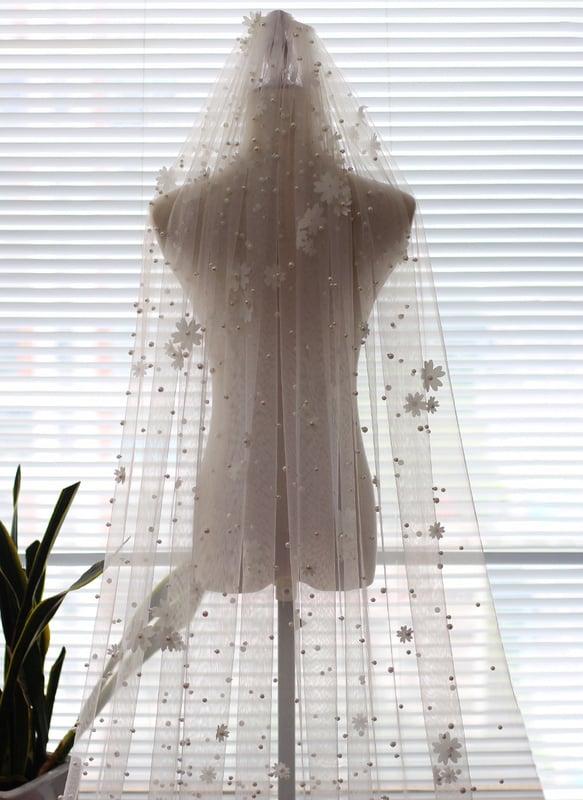 Voiles de Mariage Cathédrale à Un Niveau avec Bordure Coupée et Fausse Perle