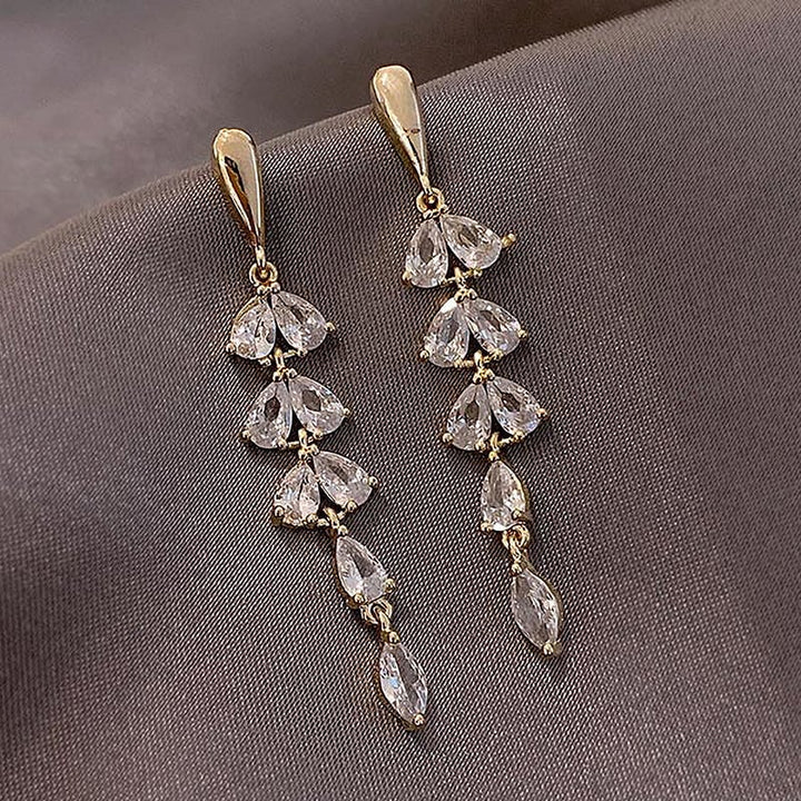 Boucles d'oreilles pendantes classiques en strass