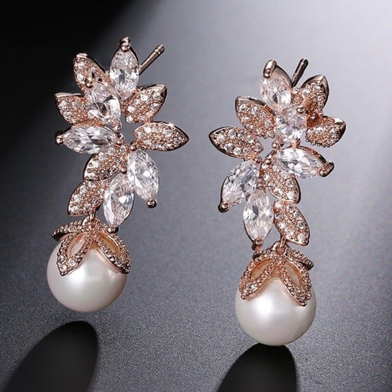 Boucles d'oreilles pendantes élégantes avec perles et strass